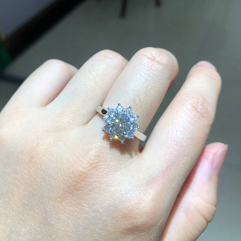 太阳花女戒S925银镀白金定制选款主石莫桑钻1.0ct/副石高碳钻